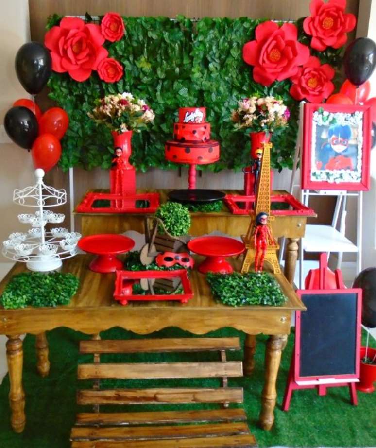 27. A decoração de festa ladybug cores vermelhas e preta – Por: Pinterest