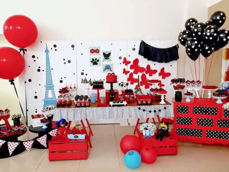 2. Decoração de festa da ladybug com as cores vermelho, preto, branco e azul – Por: Pinterest