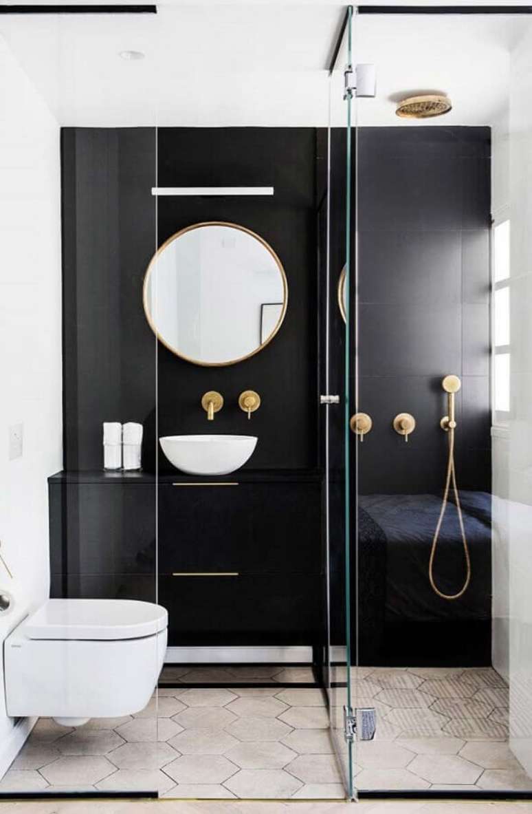 46. Decoração moderna para banheiro feminino preto e branco com detalhes em dourado – Foto: Crescendo aos Poucos