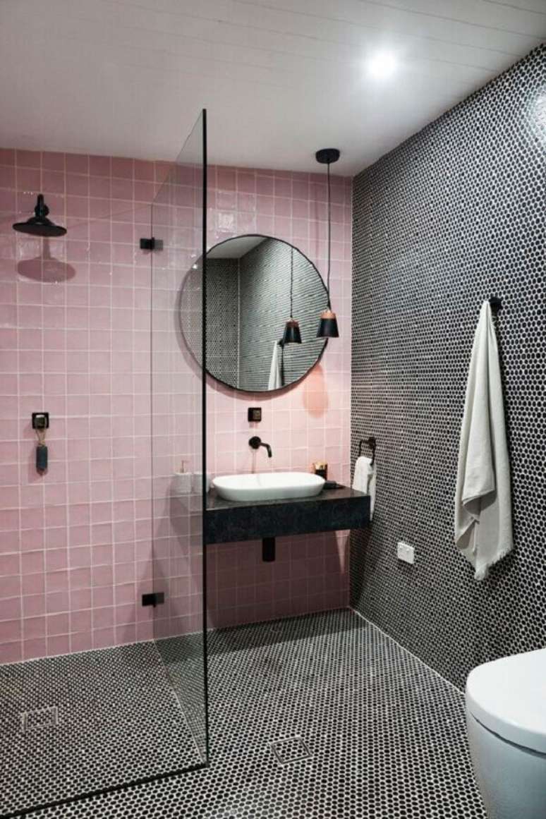 47. Banheiro feminino moderno decorado com revestimento rosa e preto – Foto: Caesarstone