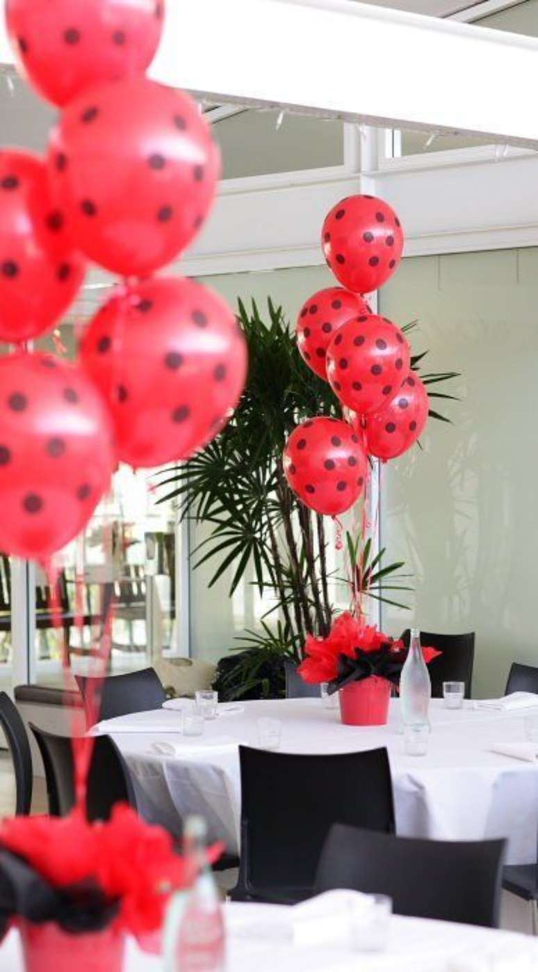31. A decoração para festa ladybug pode ter muitos balões – Por: Super Festa Infantil