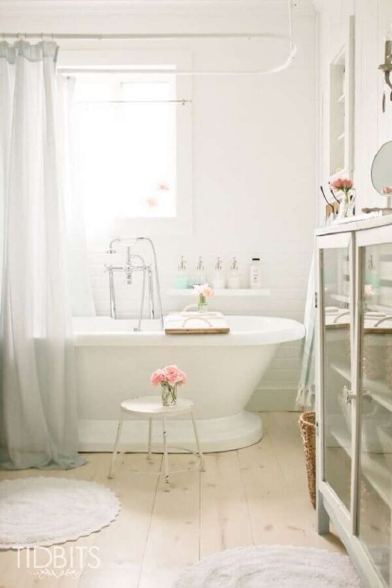 52. Decoração romântica para banheiro feminino todo branco com banheira pequena – Foto: TidBits