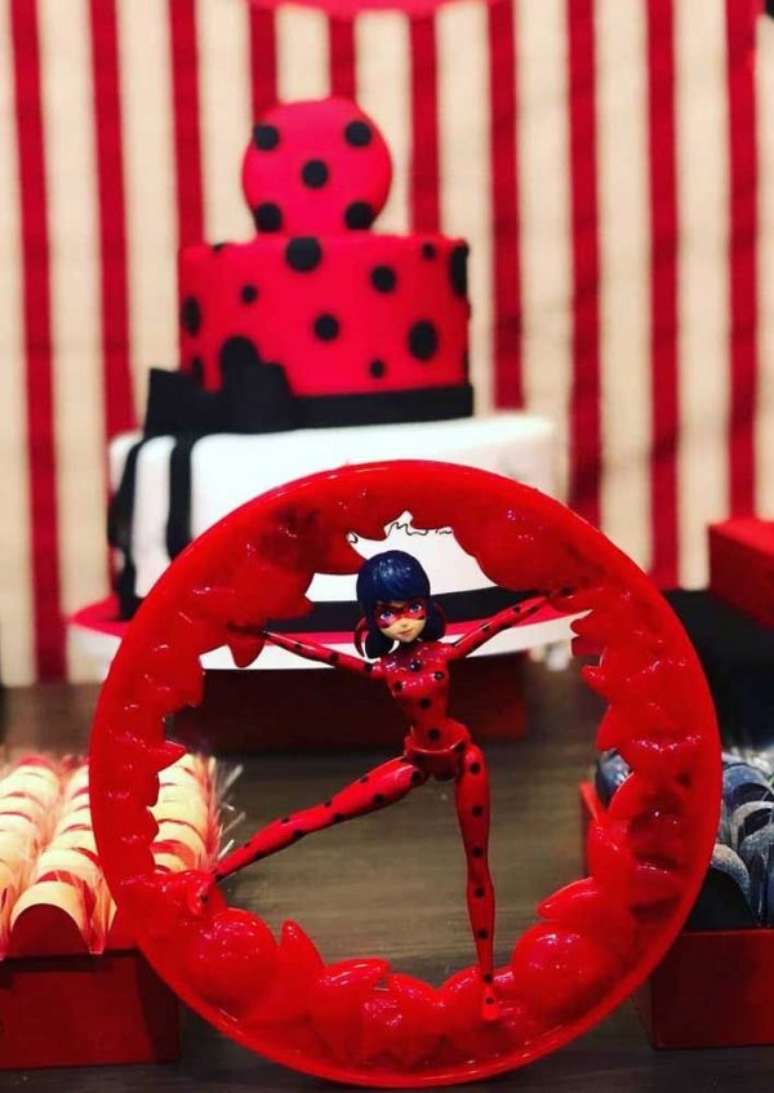 34. Use bonecos e brinquedos da festa ladybug para decorar todos os detalhes – Por: Pinterest