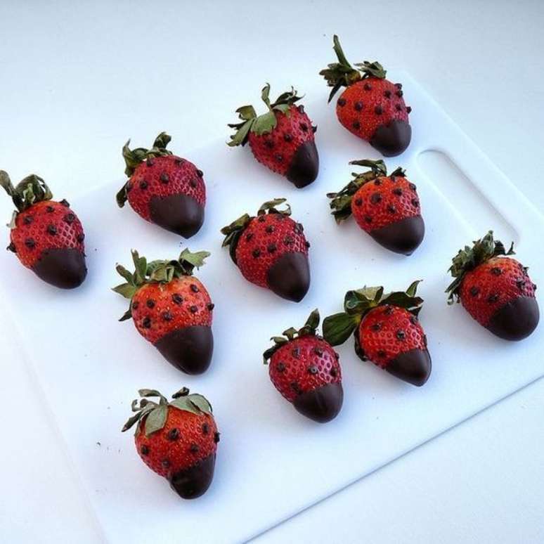 37. Docinhos para festa ladybug feito de morango e chocolate – Por: Pinterest