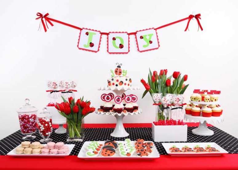 39. Festa ladybug vermelha com toalha de po&aacute; e detalhes de joaninha &ndash; Por: Decor F&aacute;cil