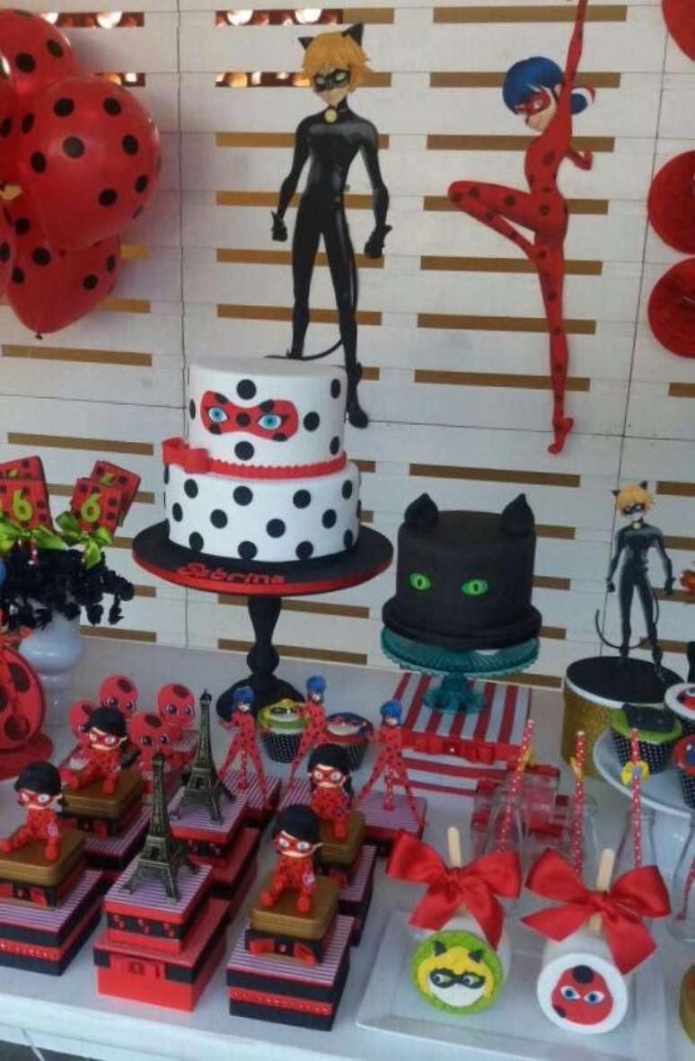 46. Festa ladybug e Cat Noir com docinhos deliciosos – Por: Pinterest