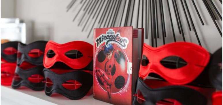 48. Festa ladybug com máscaras vermelha e preto – Por: Pinterest