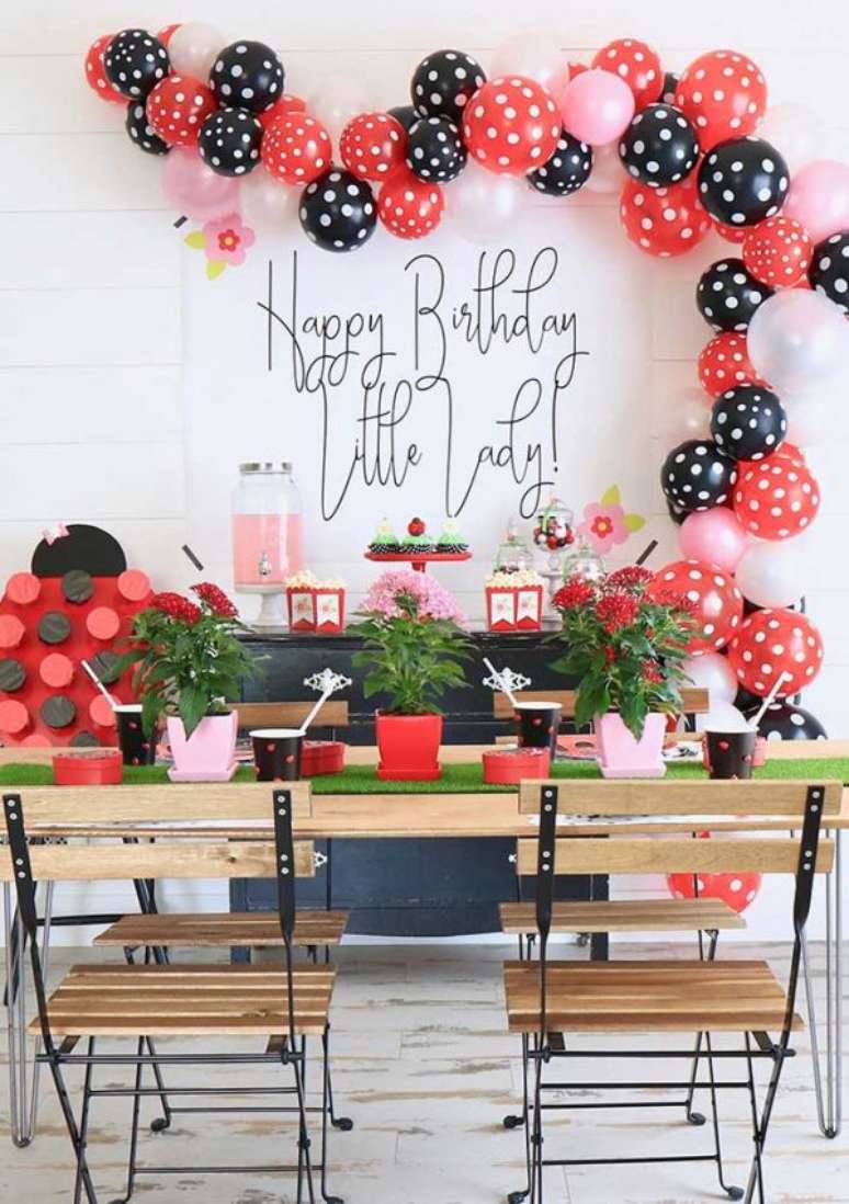 8. Balões vermelho, rosa, preto e branco com bolinhas brancas para decorar a festa ladybug – Por: Karas Party Ideas