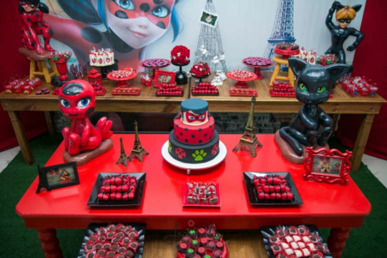 52. Festa Ladybug e Cat Noir com bonecos dos personagens na mesa do bolo – Por: Pinterest