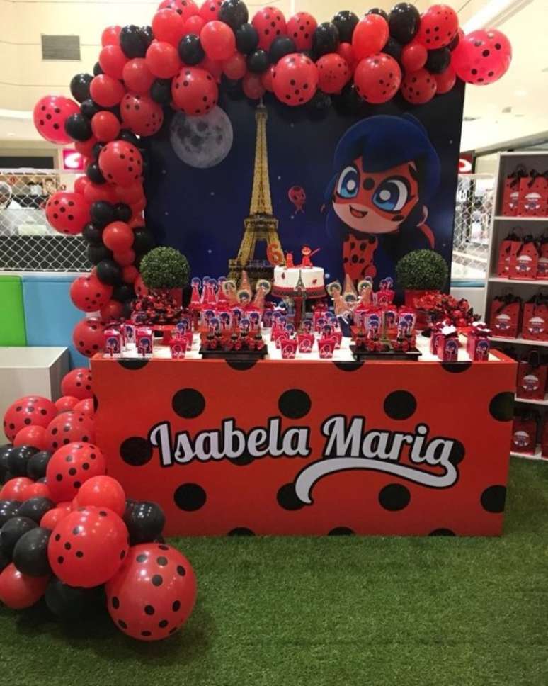 63. Festa Ladybug com torre eiffel e balões – Por: Pinterest