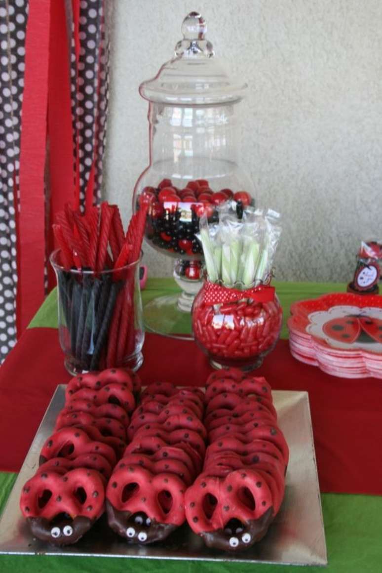 40. Festa ladybug com doces personalizados na mesa de guloseimas &ndash; Por: Pinterest