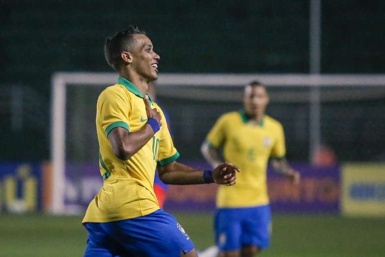 Pedrinho comemora primeiro gol do Brasil contra a Colômbia, em partida amistosa da Seleção pré-olímpica sub-23, no Pacaembu