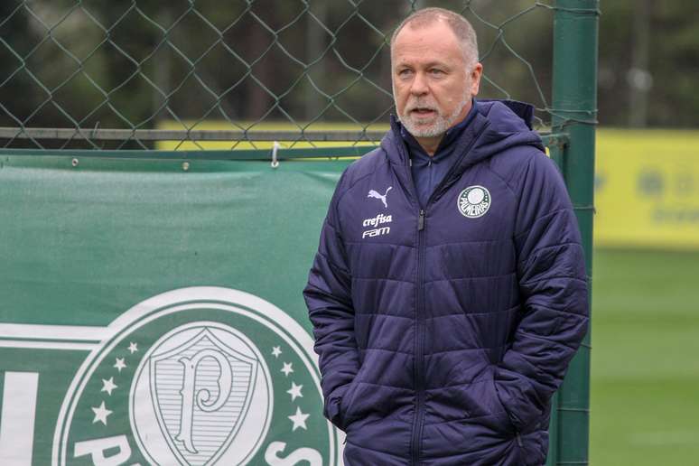 O novo técnico do Palmeiras, Mano Menezes, durante treino da equipe no CT Academia de Futebol, na Barra Funda, na zona oeste da capital paulista, nesta quinta-feira (05)