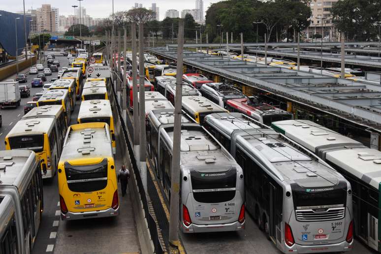 Movimentação no Terminal Parque Dom Pedro II, na região central de São Paulo, durante a greve de motoristas e cobradores de ônibus.