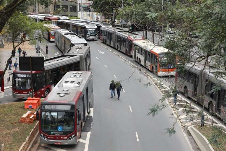 Prefeito de São Paulo aponta greve de ônibus como locaute; entenda