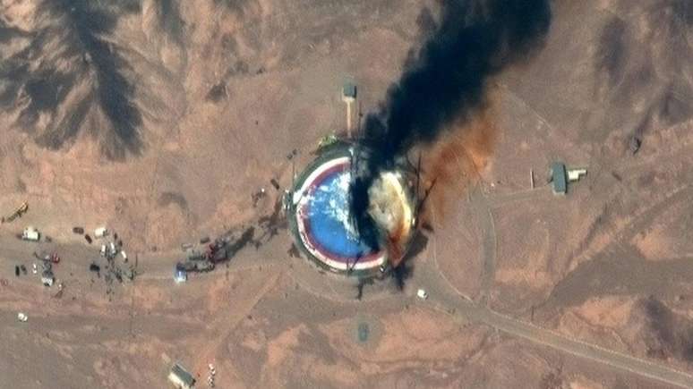 Imagem de sat&eacute;lite registrada pela Maxar Technologies em 29 de agosto mostra momentos seguintes a uma explos&atilde;o no Centro Espacial Nacional Im&aacute;n Jomeini, ao sul de Teer&atilde;