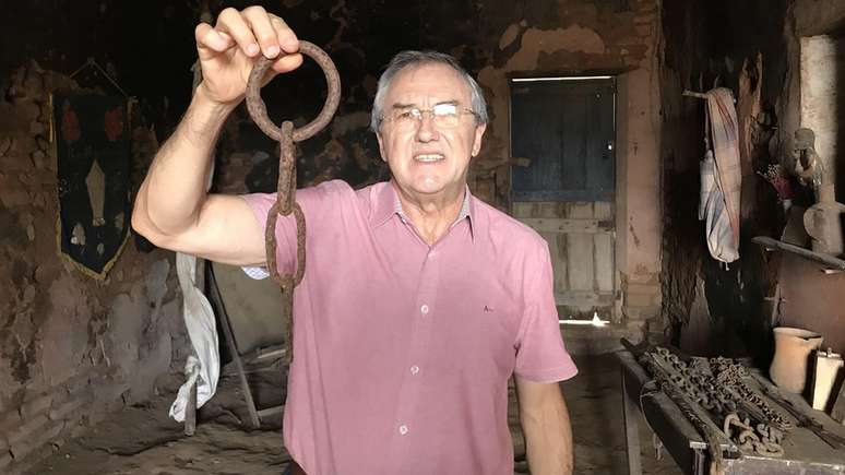 Laurentino Gomes em visita ao cubículo de uma senzala no Engenho Uruaé, na Zona da Mata de Pernambuco, com argola de ferro usada para imobilizar escravos