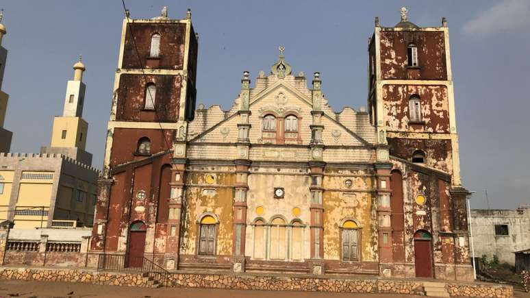 Mesquita muçulmana com traços arquitetônicos de igreja de católica construída por ex-escravos brasileiros em Porto Novo