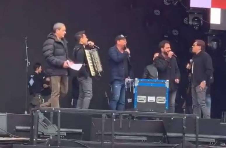 Cantores durante ensaio para o show 'Amigos - 20 anos'