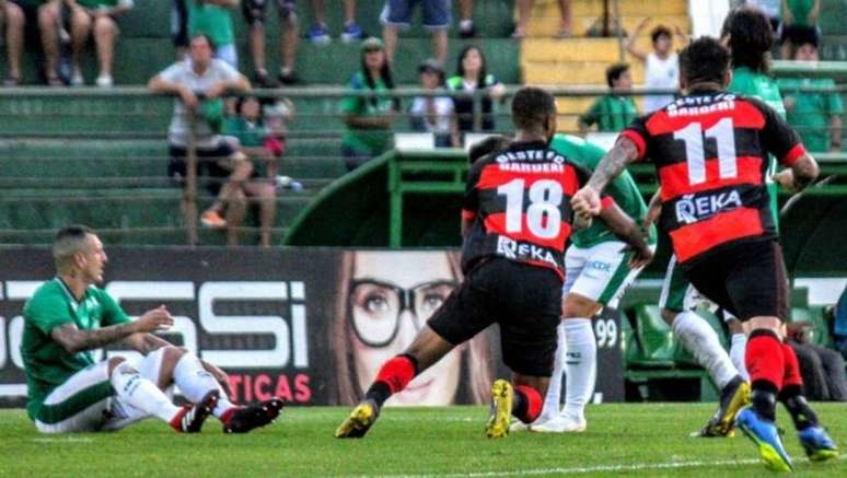 Oeste vence o lanterna Guarani por 3 a 2 fora de casa e consegue escapar da zona de rebaixamento da Série B do Campeonato Brasileiro