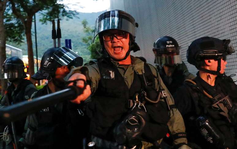 Policiais reprimem protesto em Hong Kong, na Tung Chung Station