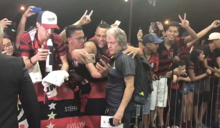 Jorge Jesus voltou a elogiar a torcida do Flamengo (Foto: Reprodução / Twitter CRF)