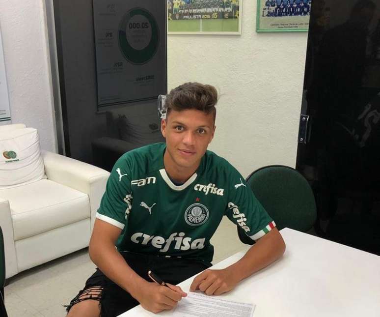 Daniel Jr assinou contrato profissional com o Palmeiras (Foto: Divulgação)