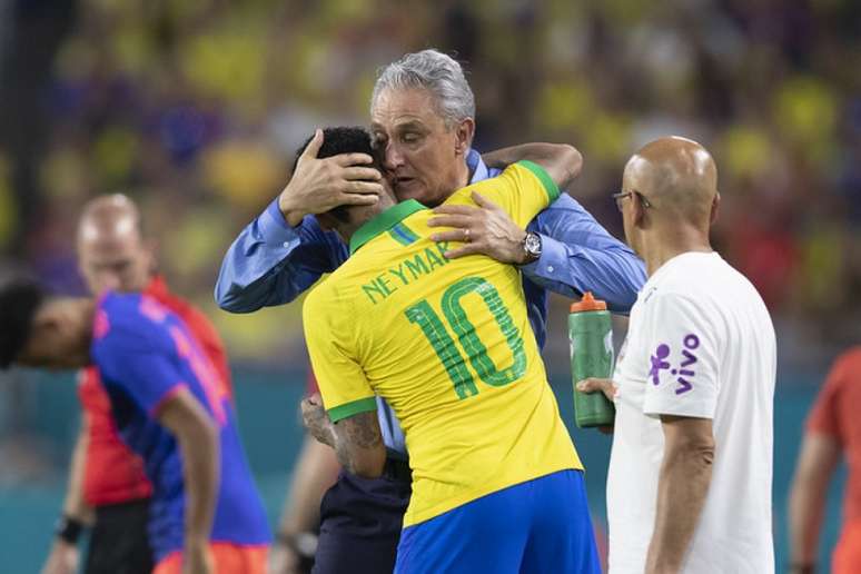 Neymar comemora gol dando abraço em Tite (Foto: Lucas Figueiredo/CBF)