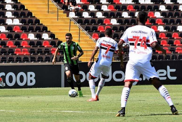 O jogo foi disputado no forte calor de Ribeirão Preto, comprometendo a qualidade dos dois times- (Mourão Panda/América-MG)