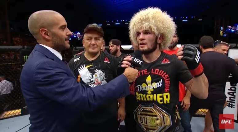 Khabib Nurmagomedov confirmou seu favoritismo e finalizou Poirier no terceiro round (Foto: Reprodução)