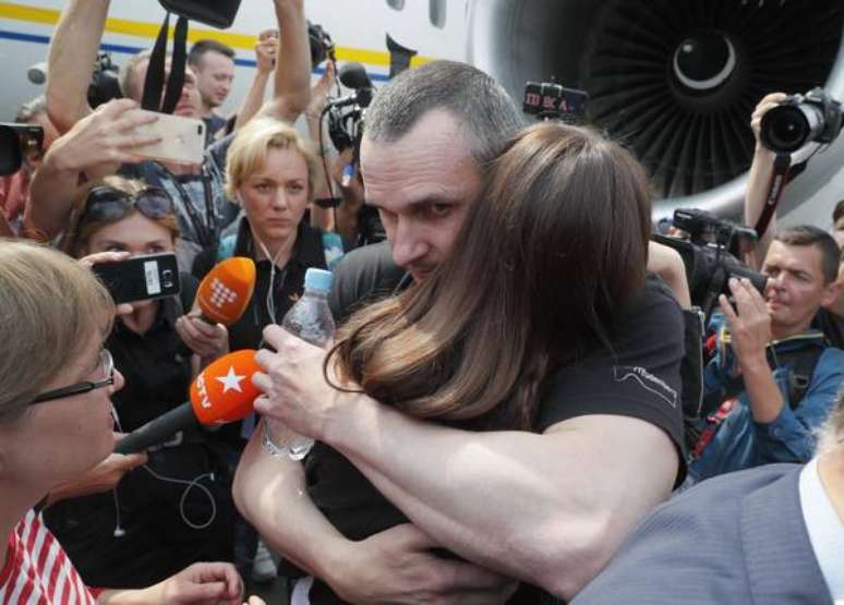 Oleg Sentsov é abraçado ao chegar em Kiev, na Ucrânia