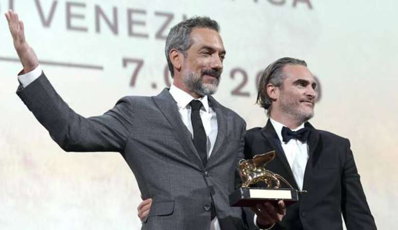 Todd Phillips e Joaquim Phoenix celebram premiação no Festival de Veneza