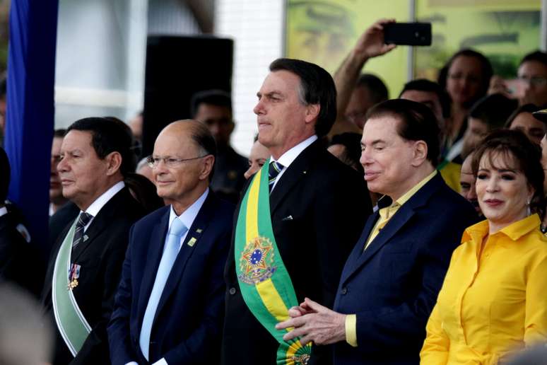 Bolsonaro abre o desfile de 7 de Setembro, em Brasília, ao lado de Edir Macedo e Silvio Santos