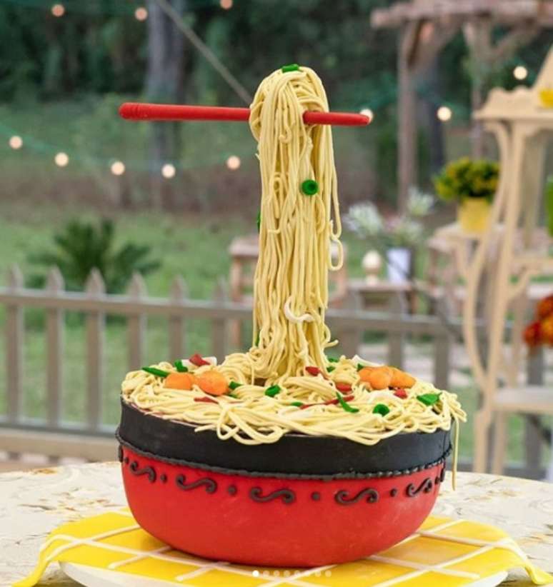 O bolo em formato de yakissoba com efeito de gravidade: construção elogiada pelo júri do Bake Off Brasil