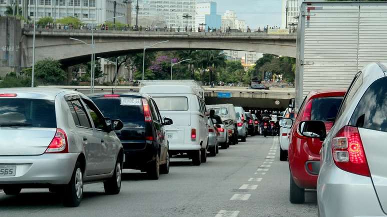 São Paulo trocou chaminés grandes por pequenas chaminés móveis, que são os veículos, diz médico