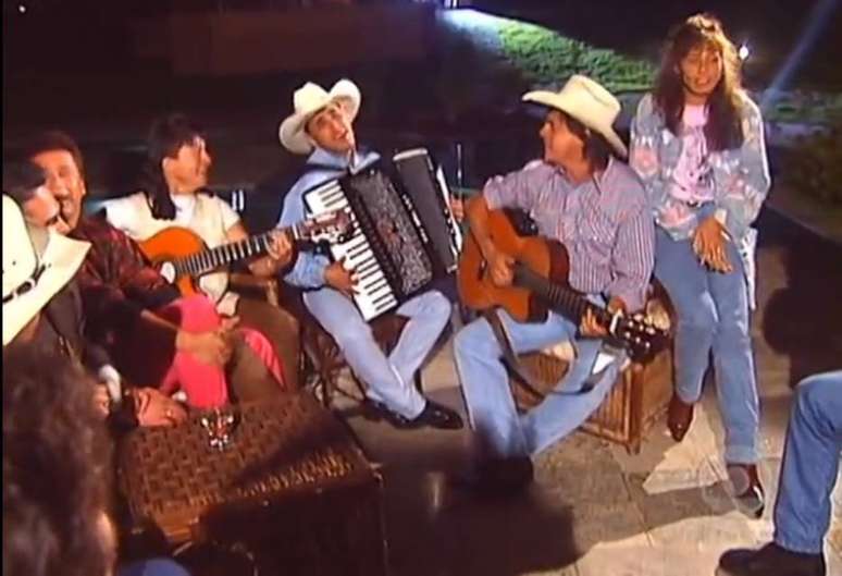 Duplas sertanejas reunidas com amigos e familiares em primeiro especial 'Amigos', de 1995.