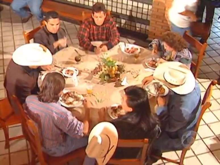 Duplas sertanejas reunidas em refeição durante o primeiro 'Amigos', em 1995.
