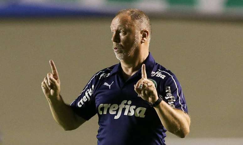 Mano Menezes em jogo contra o Goiás no Serra Dourada