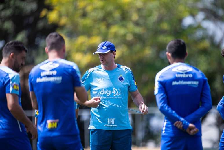 Após 1º revés com Ceni, Cruzeiro pega Grêmio para se distanciar de zona da degola.