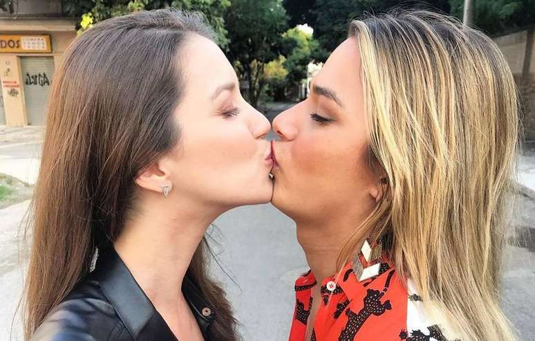 Nathalia Dill dá beijo 'selinho' em Glamour Garcia, sua colega em 'A Dona do Pedaço'.
