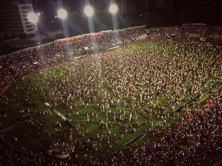 Torcida invadiu o gramado do estádio dos Aflitos após o acesso heróico do Náutico frente ao Paysandu pelas quartas de final da Série C do Campeonato Brasileiro