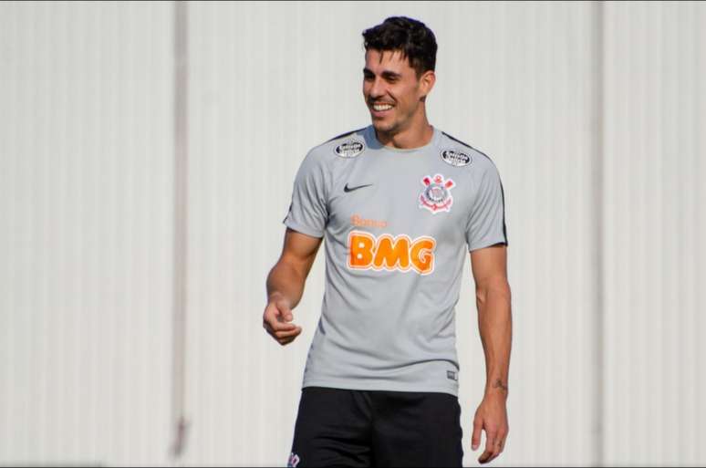 Danilo Avelar pode ser baixa do Corinthians contra o Fluminense (Foto: Gero Rodrigues/O Fotográfico/Lancepress!)