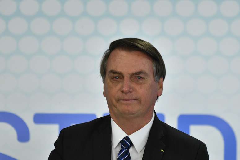 Presidente Jair Bolsonaro passar por cirurgia em São Paulo neste domingo (8)