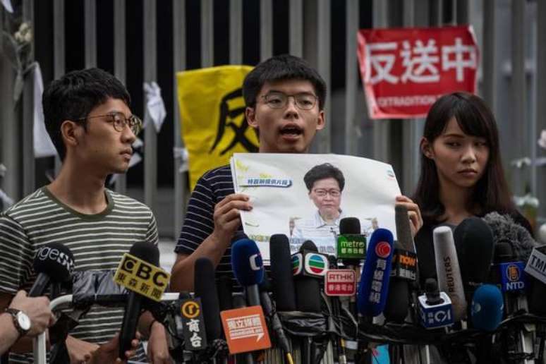 Joshua Wong (centro) em protesto contra a governadora de Hong Kong, Carrie Lam