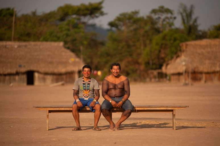Winti Kisêdjê (à dir.) e Tawaiku Yudjá em encontro de povos da floresta xinguanos na Terra Indígena Menkragnoti, no sul do Pará