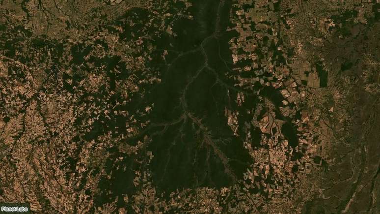 Imagem de sat&eacute;lite mostra avan&ccedil;o de fazendas de gado e soja nos limites de &aacute;reas protegidas da bacia do Xingu, em Mato Grosso