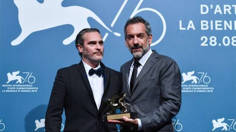 Todd Phillips (&agrave; direita) e Joaquin Phoenix receberam o Le&atilde;o de Ouro no festival de Veneza