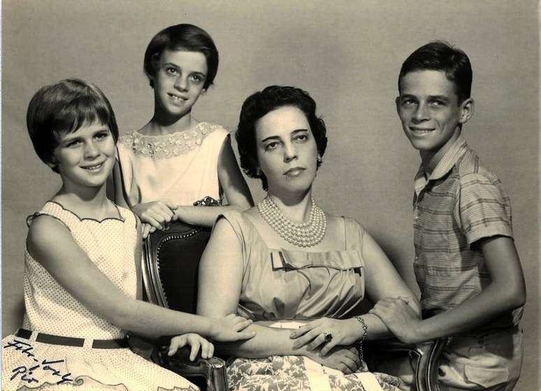 A estilista Zuzu Angel, ao centro, com os filhos Hidegalrd (dir.), Ana Cristina e Stuart