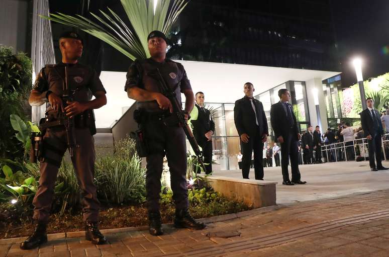 Policiais e seguranças em frente ao hospital Vila Nova Star, em São Paulo, onde o presidente Jair Bolsonaro foi operado no domingo
07/09/2019
REUTERS/Rahel Patrasso