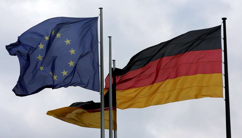 Bandeiras da União Europeia e da Alemanha
28/06/2016
REUTERS/Fabrizio Bensch